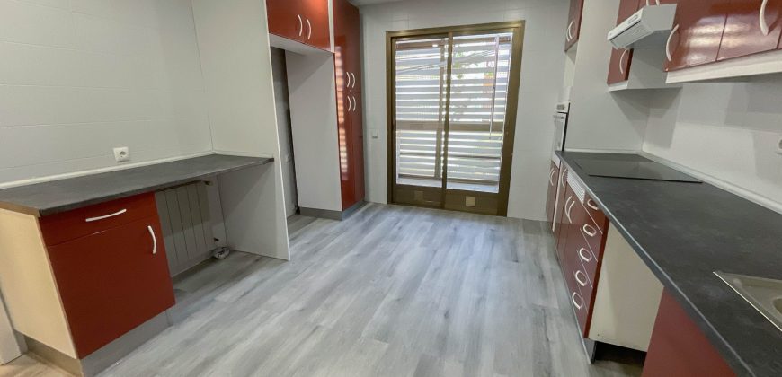 Alquiler Espléndido piso con gran terraza y chimenea francesa, orientado al sur-este, en el centro de Pozuelo de Alarcón.