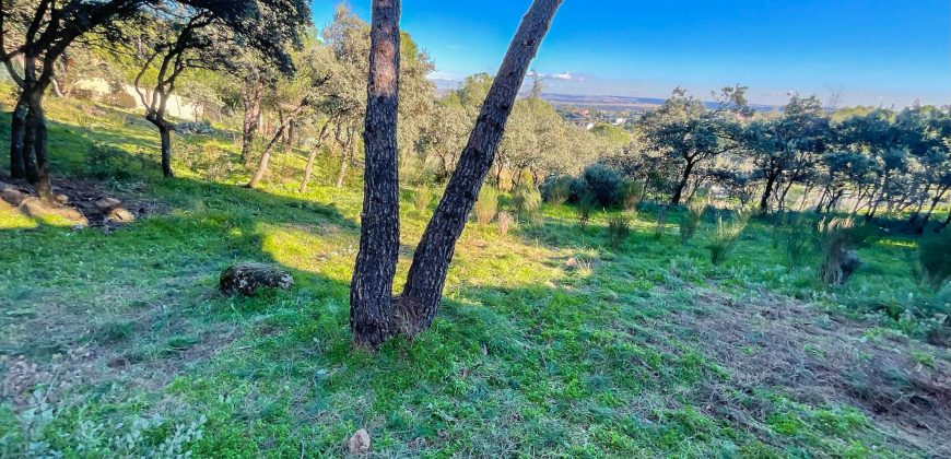 Fabulosa parcela de 1.780 metros cuadrados en la urbanización JaraBeltrán, Valdemorillo con excepcionales vistas.