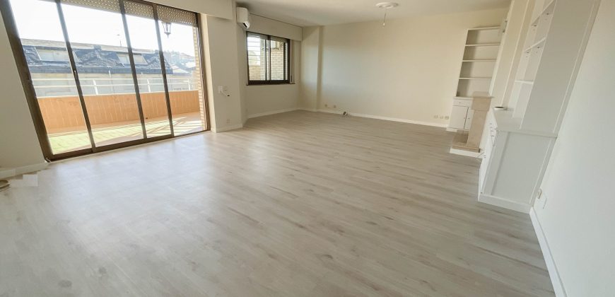 Alquiler Espléndido piso con gran terraza y chimenea francesa, orientado al sur-este, en el centro de Pozuelo de Alarcón.