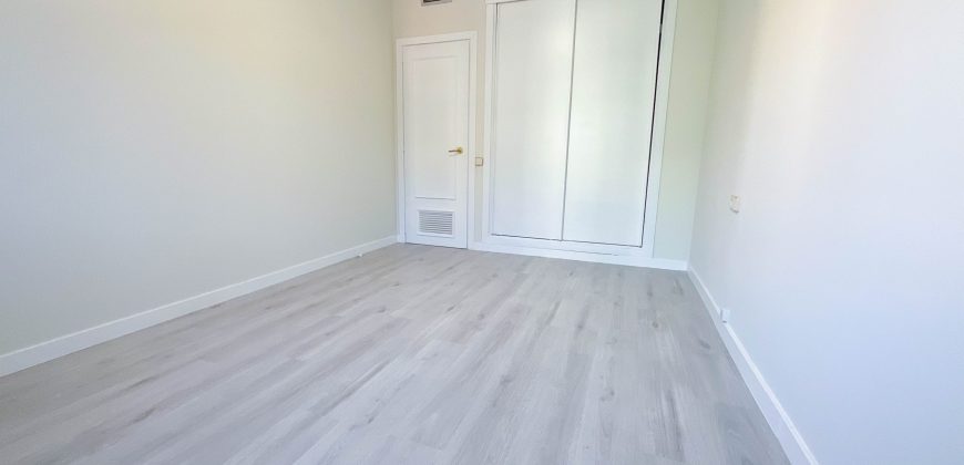 Alquiler Espléndido piso con gran terraza y chimenea francesa, orientado al sur-este, en el centro de Pozuelo de Alarcón.