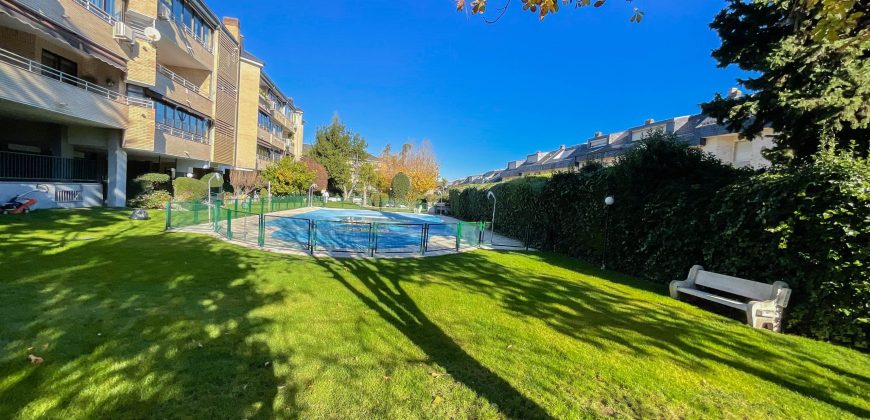 Alquiler Espléndido piso con gran terraza y chimenea francesa, orientado al sur-este, en el centro de Pozuelo de Alarcón.