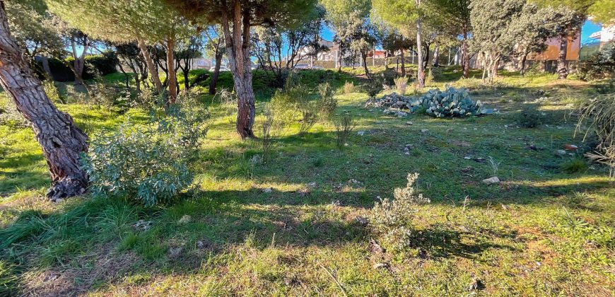 Fabulosa parcela de 1.780 metros cuadrados en la urbanización JaraBeltrán, Valdemorillo con excepcionales vistas.