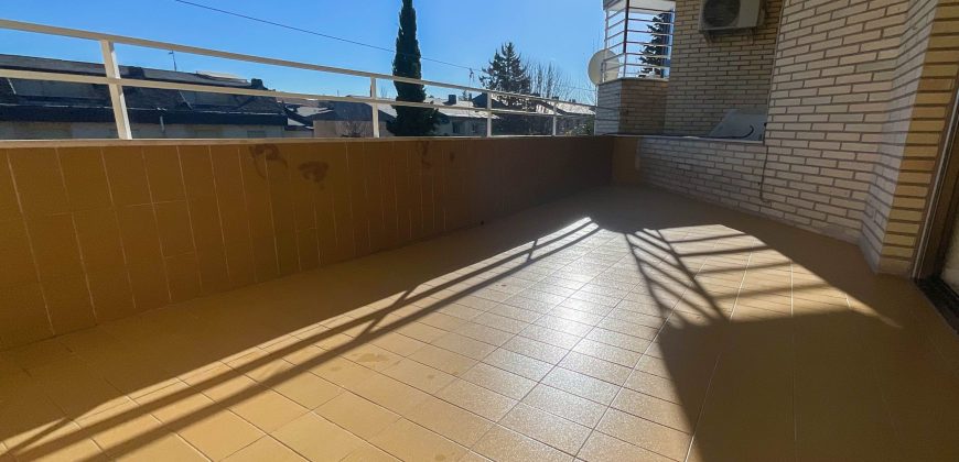 Alquiler Espléndido piso con gran terraza y chimenea francesa, orientado al sur-este, en el centro de Pozuelo de Alarcón.